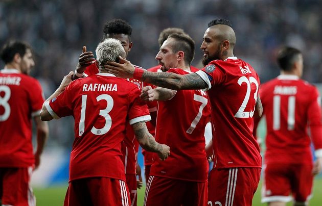 Fotbalisté Bayernu se radují z gólu na hřišti Besiktase v odvetě osmifinále Ligy mistrů.