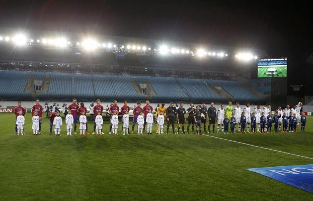 Fotbalisté CSKA Moskva a Bayernu při nástupu k utkání Ligy mistrů před prázdnými tribunami.
