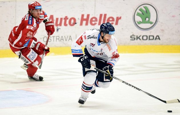 Kamil Kreps (vlevo) z Třince a Radoslav Tybor z Vítkovic v nedělním extraligovém derby..