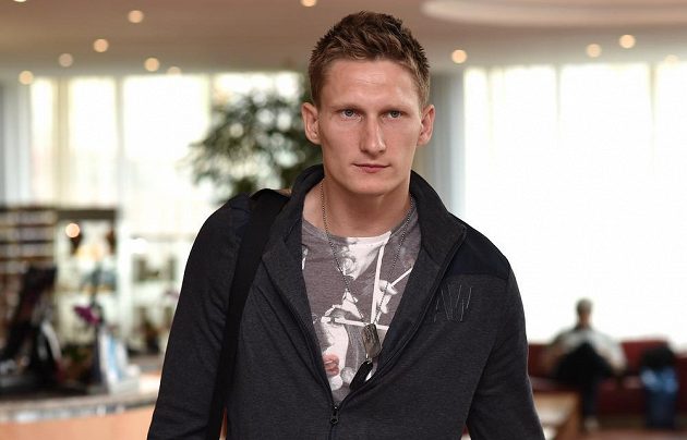 Milan Škoda příchází na sraz české fotbalové reprezentace před utkáním kvalifikace ME 2016 s Islandem.
