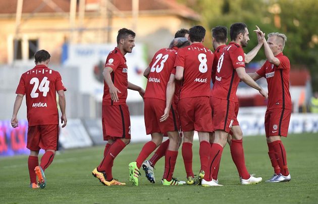Fotbalisté Brna se radují z vyrovnávaciho gólu proti Jihlavě, který vstřelil Michal Škoda (třetí zleva).