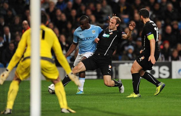 Plzeňský obránce Roman Hubník (druhý zprava) se snaží vypíchnout míč Micahu Richardsovi z Manchesteru City.