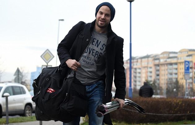 Nový kapitán české hokejové reprezentace Radek Smoleňák míří na sraz národního týmu v pražských Letňanech.