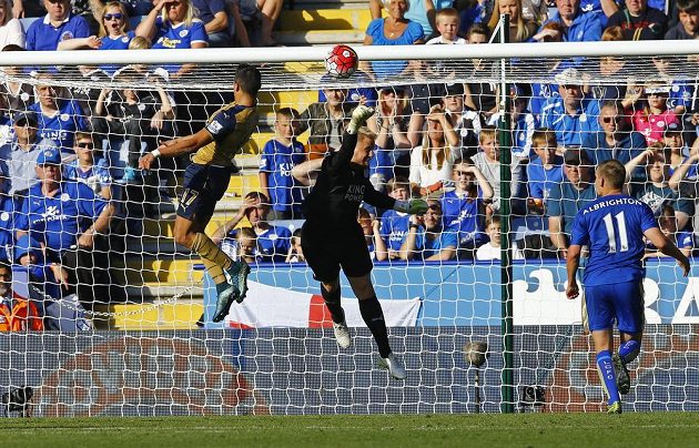 Útočník Arsenalu Alexis Sánchez (vlevo) střílí hlavou gól do sítě Leicesteru.
