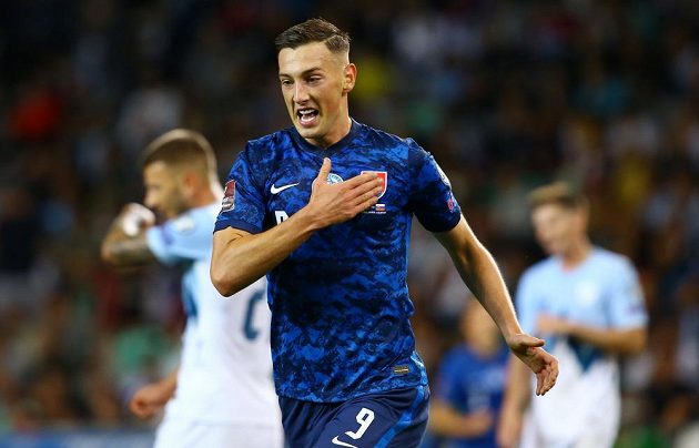 Slovenský fotbalista Robert Boženík slaví gól v kvalifikačním duelu se Slovinskem.