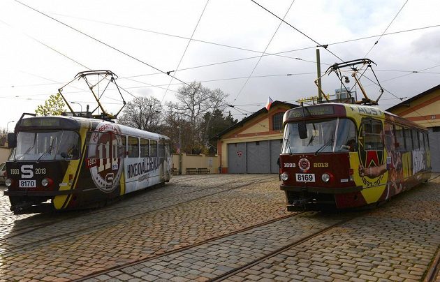 Tramvaje v barvách hokejové a fotbalové Sparty Praha v rámci výročí obou klubů.