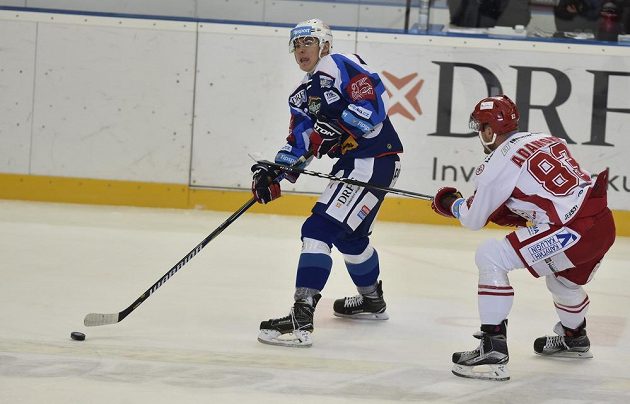 Zleva Luboš Horký z Brna vede puk, v utkání 27. kola extraligy jej atakuje Martin Adamský z Třince.