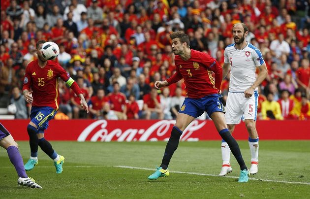 Rozhodující moment utkání. Španělský obránce Gerard Piqué střílí jediný gól Petru Čechovi.