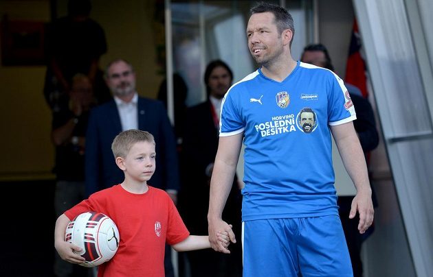 Pavel Horváth se synem Patrikem před benefičním utkáním "Horviho poslední desítka" v Doosan Areně v Plzni.