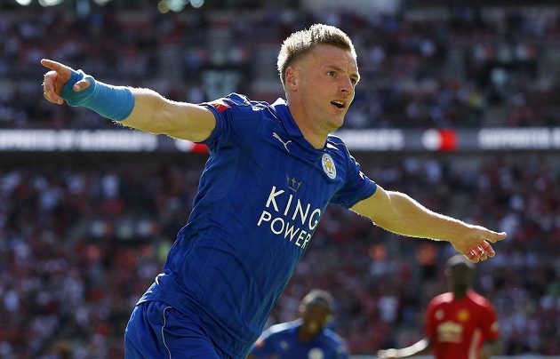 Leicesterský Jamie Vardy se raduje z vyrovnávacího gólu proti Manchesteru United.