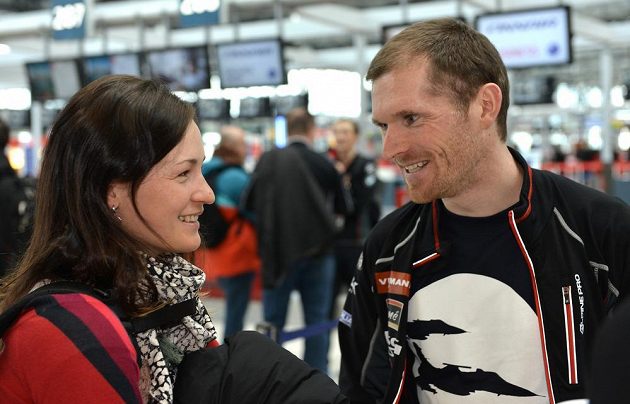 Čeští biatlonisté Veronika Vítková a Michal Šlesingr před odletem na MS do finského Kontiolahti.