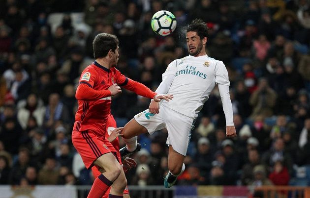 Isco z Realu Madrid se snaží prosadit v utkání španělské ligy se San Sebastianem. Real vyhrál 5:2.