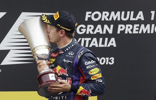 Pilot stáje Red Bull Sebastian Vettel líbá trofej pro vítěze Velké ceny Itálie v Monze.