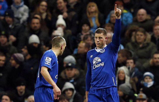 Fotbalista Evertonu Ross Barkley slaví gól v pohárové odvetě proti Manchesteru City.