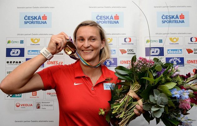 Oštěpařka Barbora Špotáková ukazuje zlatou medailí z atletického mistrovství Evropy v Curychu.