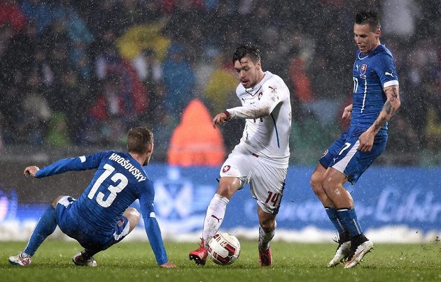 Václav Kadlec se prodírá mezi Slováky, vlevo Patrik Hrošovský, vpravo Marek Hamšík.