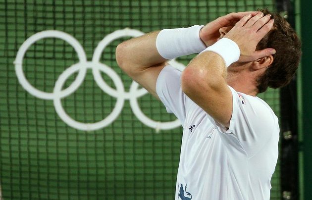 Britský tenista Andy Murray se raduje z obhajoby zlaté medaile na olympijských hrách v Riu de Janeiro.