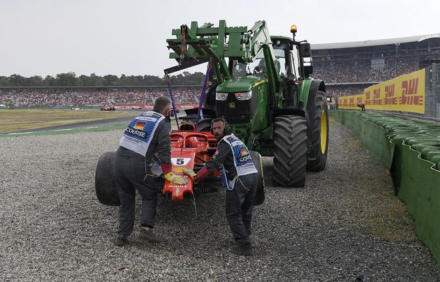 Traktor ovládl formuli. Takto dopadl Sebastian Vettel při Velké ceně Německa. Vedl a skončil v bariéře.