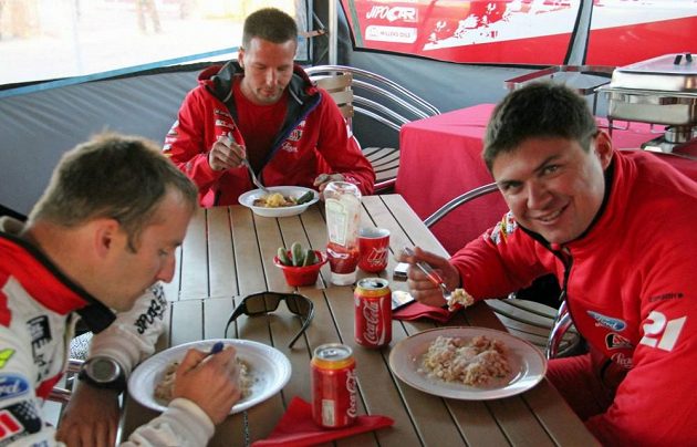 Martin Prokop doplňuje energii během soutěže mistrovství světa.