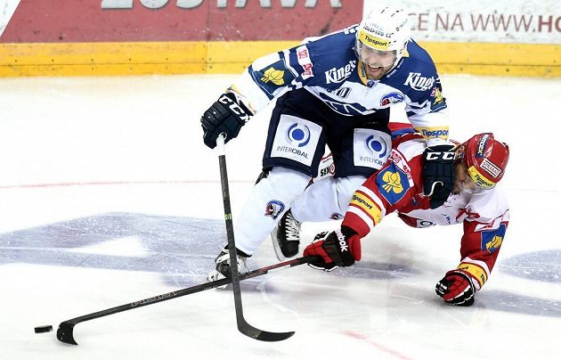 Plzeňský útočník Nicholas Johnson(vlevo) a obránce Slavie Praha Pavel Kolařík během v pražské O2 Areně.