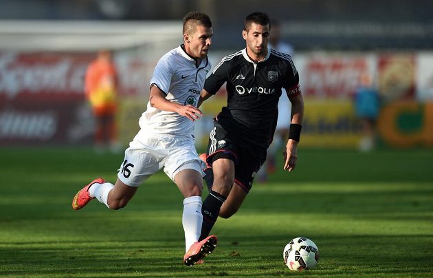 Mladoboleslavský útočník Michal Ďuriš (vlevo) a Maxime Gonalons z Olympique Lyon během utkání 3. předkola Evropské ligy.