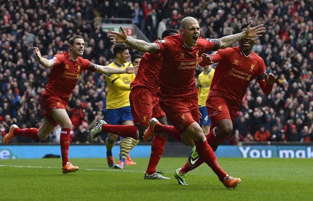 Obránce Liverpoolu Martin Škrtel (uprostřed) oslavuje svou první branku proti Arsenalu.