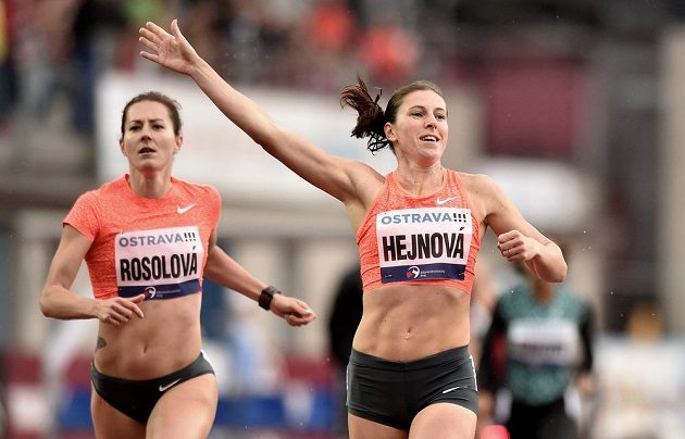 Zuzana Hejnová a Denisa Rosolová v cíli běhu na 400 m překážek na atletickém mítinku Zlatá tretra v Ostravě.