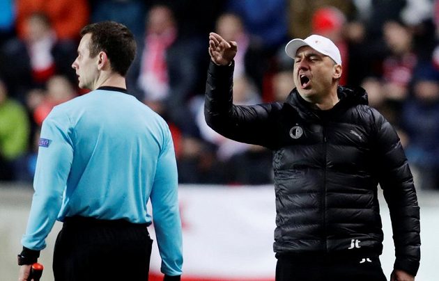 Jindřich Trpišovský udílí pokyny svým svěřencům