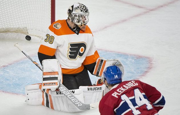 Tomáš Plekanec (14) z Montrealu prostřelil Michala Neuvirtha (30) v bráně Philadelphie a připsal si svůj první gól v sezóně NHL.