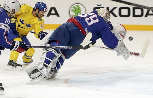 Švédský hokejista Jacob Josefson (druhý zleva) překonává francouzského gólmana Cristobala Hueta v utkání na MS v Praze.