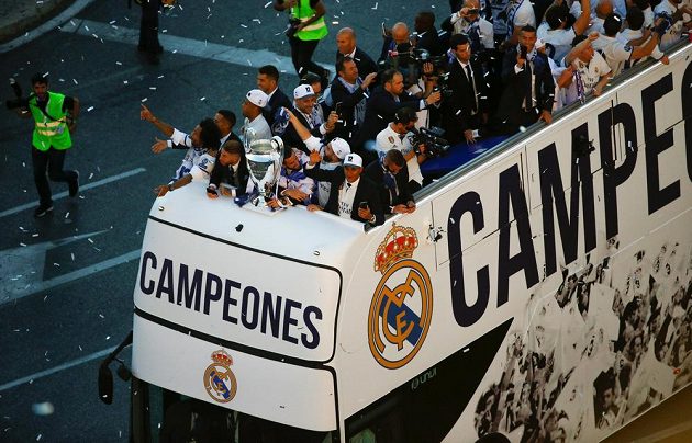 Fotbalisté Realu Madrid po vítězství ve finále Ligy mistrů přijeli oslavit trofej se svými fanoušky na náměstí Cibeles v Madridu.