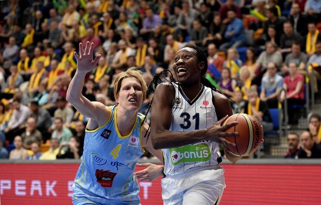 Basketbalistka USK Praha Jan Veselá (vlevo) brání Tinu Charlesovou z Fenerbahce.