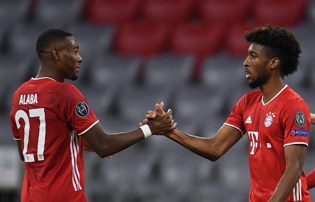 Kingsley Coman (vpravo) z Bayernu se raduje z gólu proti Atlétiku s Davidem Alabou.