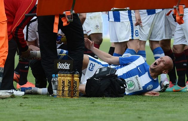 Boleslavský obránce Radek Dosoudil se svíjí na zemi po ošklivém zákroku od sparťana Kweukeho. Dosoudil utrpěl dvojnásobnou zlomeninu nohy.