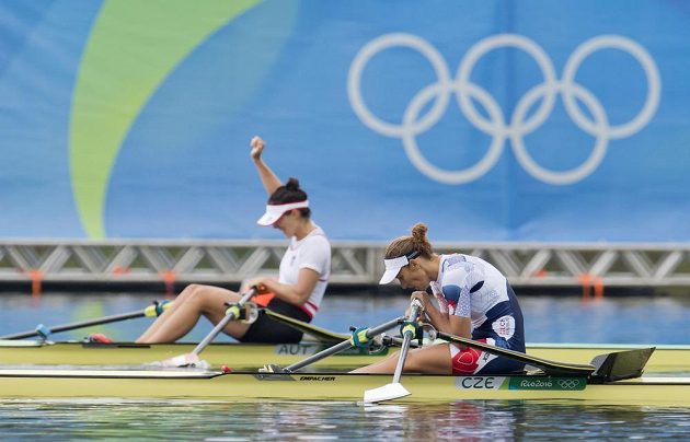 Zklamaná Miroslava Knapková Topinková (vpravo) v cíli. Vlevo je Magdalena Lobnigová z Rakouska.