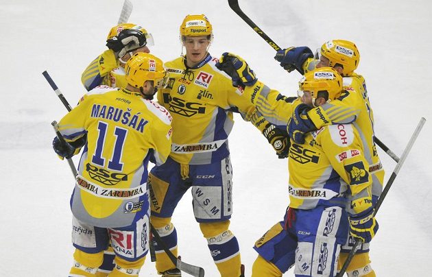 Hokejisté Zlína se radují z gólu proti Hradci Králové v pátém utkání čtvrtfinále play off.