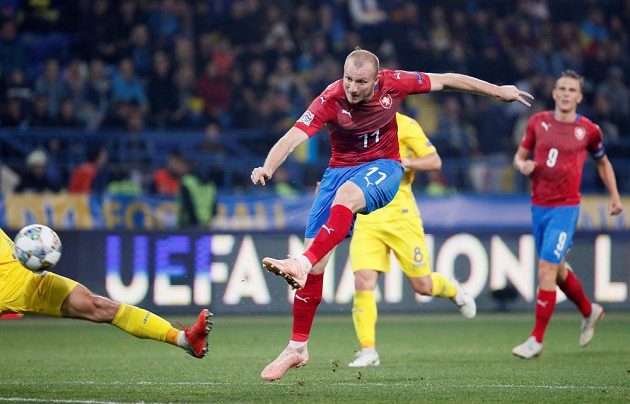Rána střídajícího Michaela Krmenčíka se mezi tři tyče ukrajinské branky nevešla.