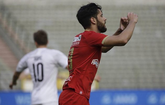Střelec Royalu Antwerpy Ivo Rodrigues slaví svou parádní trefu do sítě Viktorie Plzeň v utkání 3. předkola Evropské ligy.