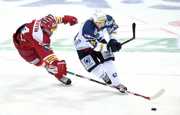 Útočník Slavie Praha Michal Poletín (vlevo) a Roman Přikryl z Plzně během utkání Tipsport extraligy v pražské O2 Areně.