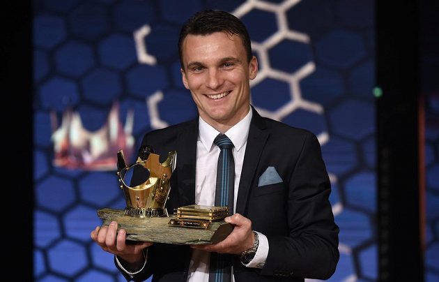 David Lafata s trofejí poté, co byl vyhlášen vítězem jubilejního 50. ročníku ankety Fotbalista roku.