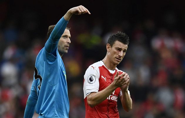 Petr Čech (vlevo) a Laurent Koscielny se radují z výhry Arsenalu nad Southamptonem.