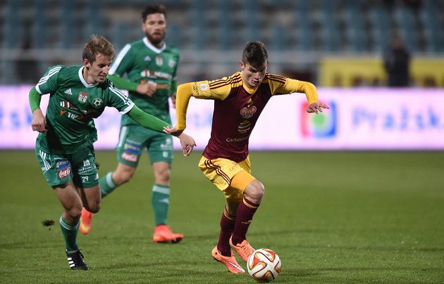Aldin Čajič z Dukly Praha (vpravo) se snaží uniknout příbramskému záložníkovi Josefu Hnaníčkovi v opakovaném utkání 11. kola Synot ligy.