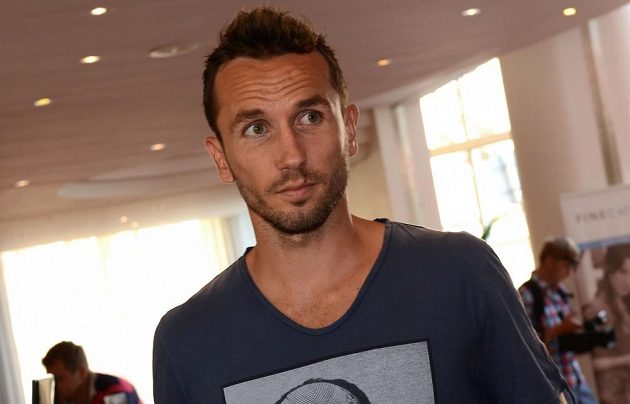 Obránce Tomáš Sivok přichází na sraz české fotbalové reprezentace před přátelským utkáním s Maďarskem v NH Hotelu v Praze.