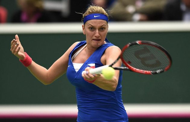 Česká tenistka Petra Kvitová během utkání s Caroline Garciaovou z Francie v semifinále Fed Cupu.
