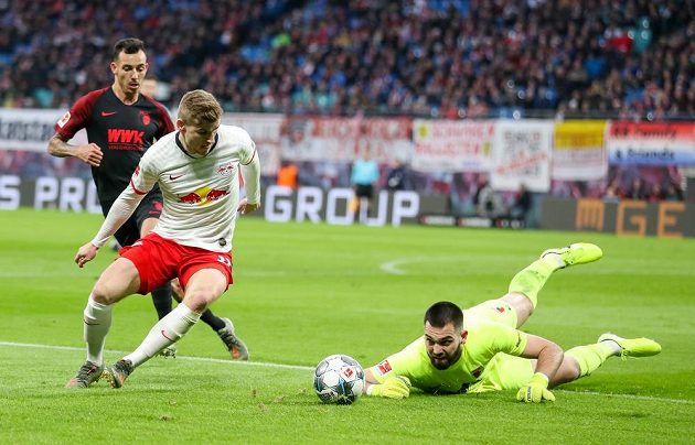 Český brankář Augsburgu se snaží zabránit ve skórování Timo Wernerovi z Lipska během bundesligového utkání.
