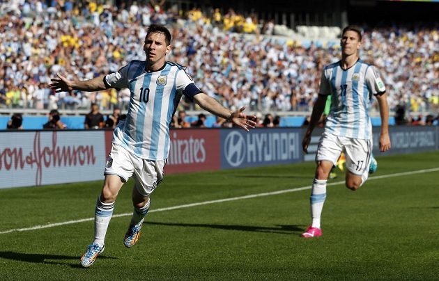 Argentinský tahoun Lionel Messi (vlevo) právě vstřelil jediný gól duelu proti Íránu v rámci skupiny F na mistrovství světa.
