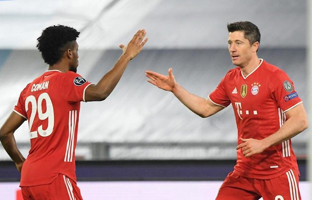 Kanonýr Bayernu Mnichov Robert Lewandowski slaví svůj gól v osmifinále fotbalové Ligy mistrů. Gratuluje mu Kingsley Coman.