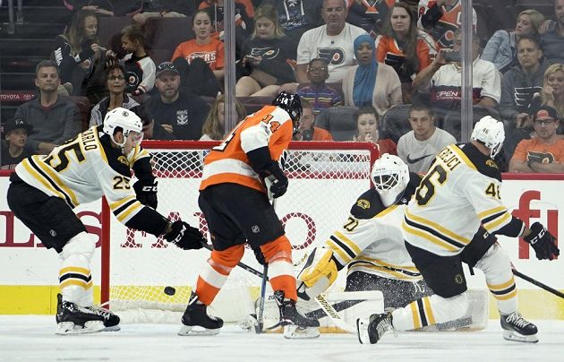 Útočník Bostonu David Krejčí byl na ledě ve chvíli, kdy skóroval Sean Couturier z Philadelphie Flyers v přípravném utkání na nový ročník NHL.