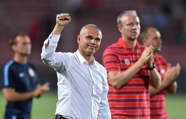 Sparťanský trenér Vítězslav Lavička (v bílé košili) se raduje z vítězství nad Tallinnem.
