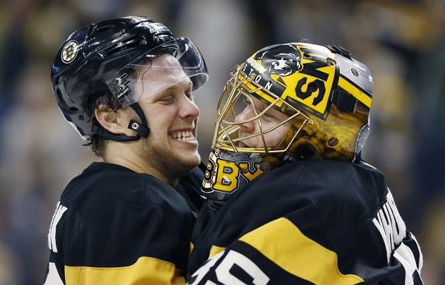 David Pastrňák oslavuje vítězství Bostonu společně s brankářem Chudobinem.